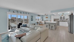 Eine moderne Wohnung mit Wohnzimmer, Küche und Balkon.