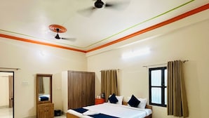 Un dormitorio con cama, armario y ventilador de techo.