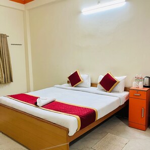 Premium bedding, free WiFi, bed sheets - Kashi Palace Hotel and Banquet (Varanasi)