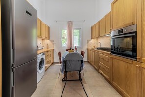 Réfrigérateur, four, plaque de cuisson, cafetière/bouilloire