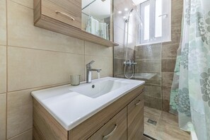 Dusche, Haartrockner, Handtücher, Seife