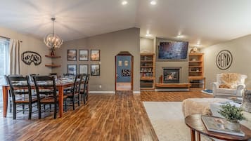 House, Multiple Beds, Hot Tub, Mountain View (The Lena House) | Dining