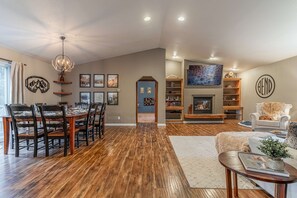House, Multiple Beds, Hot Tub, Mountain View (The Lena House) | Dining