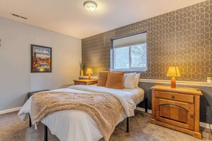 บ้านพัก, หลายเตียง, อ่างน้ำร้อน, วิวภูเขา (The Lena House) | 4 ห้องนอน, ห้องพักตกแต่งอย่างมีเอกลักษณ์, ตกแต่งพิเศษโดยเฉพาะ, โต๊ะทำงาน