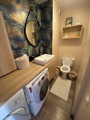Serviettes fournies, papier toilette