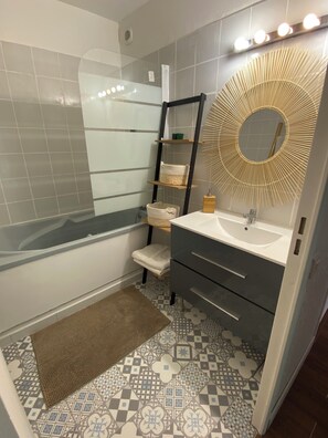 Towels, toilet paper - Downtown duplex apartment with parking (Aix-en-Provence)