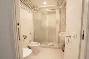 Douche, sèche-cheveux, bidet, serviettes fournies