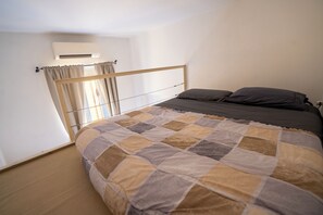 2 bedrooms, desk, iron/ironing board, WiFi