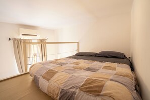 2 bedrooms, desk, iron/ironing board, WiFi