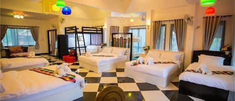 Family Villa | Desk, free WiFi