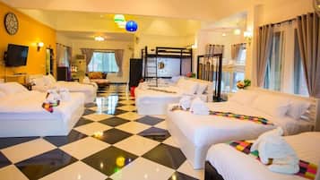 Family Villa | Desk, rollaway beds, free WiFi, bed sheets