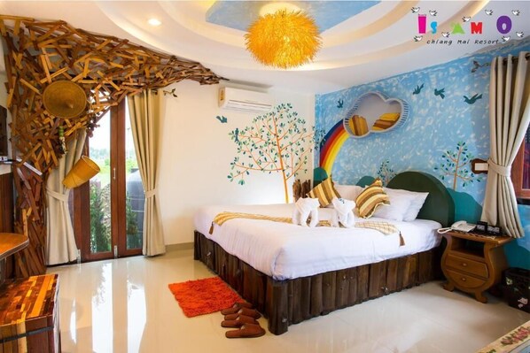 Une chambre à coucher comprenant un lit, une table de chevet, une tête de lit en bois, un mur décoratif et une vue sur l’extérieur.