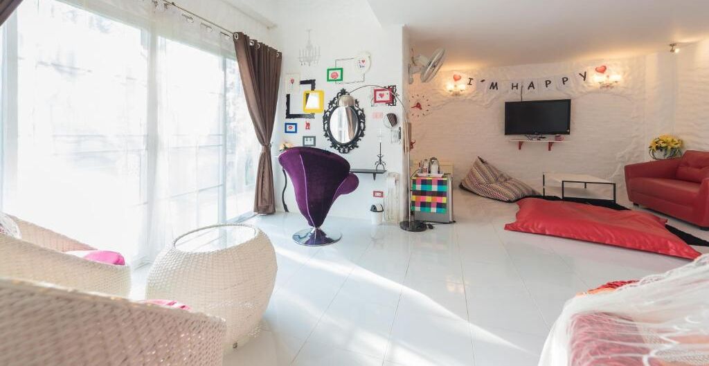 Honeymoon Room | Living area | 43-inch flat-screen TV with cable channels