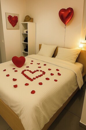 2 bedrooms, travel cot, WiFi, bed sheets