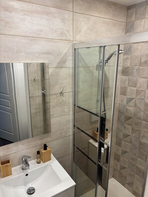 Douche, sèche-cheveux, serviettes fournies, papier toilette