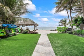 On the beach, sun-loungers, beach towels - Exclusive Beachfront with Sauna and Gym (Fort Lauderdale)