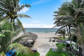 Plage, chaises longues, serviettes de plage