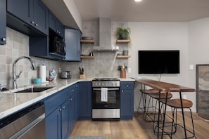 Condo, 1 cama Queen e sofá-cama, varanda, vista para a montanha (Alpenglow Haus) | Cozinha privada | Geladeira, micro-ondas, fogão, cooktop