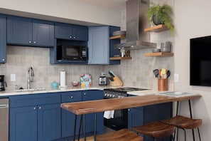 Condo, 1 cama Queen e sofá-cama, varanda, vista para a montanha (Alpenglow Haus) | Cozinha privada | Geladeira, micro-ondas, fogão, cooktop