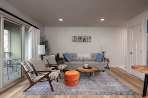 Condo, 1 cama Queen e sofá-cama, varanda, vista para a montanha (Alpenglow Haus) | Área de estar | TV de tela plana 42 polegadas com canais digitais, lareira