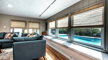 Televisión, chimenea y oficina