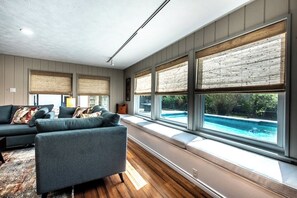 Télévision, livres, espaces bureaux