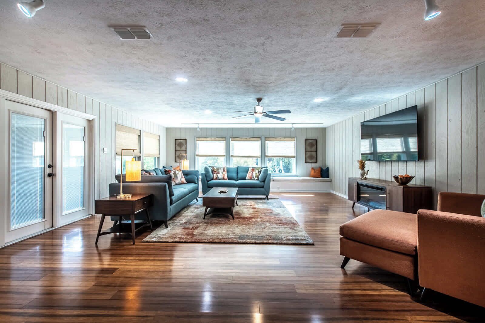 Televisión, chimenea y oficina 