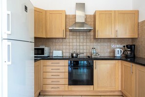 Villa, 3 Bedrooms, Patio, City View | Private kitchen | Full-size fridge, microwave, oven, stovetop