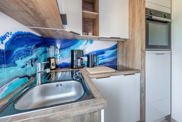 Refrigerador, horno, cafetera y tetera y tetera eléctrica 