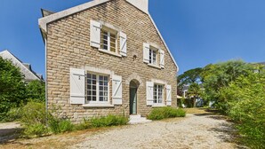 A stone house with white shutters, a chimney, and a gravel driveway. - Sea view – house for 4 adults and 3 children (Bénodet)
