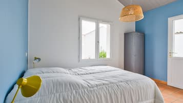 4 bedrooms, iron/ironing board, WiFi (free)