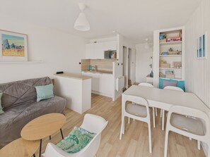 TV - Sea-view apartment for 2 adults and 3 children (Carnac)