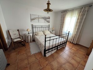 3 bedrooms, iron/ironing board, WiFi, bed sheets