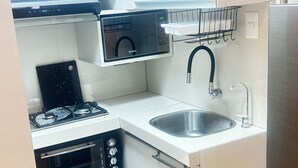 A compact kitchen with a stove, oven, dishwasher, and sink. - Whole place near Parque Kennedy (Miraflores)