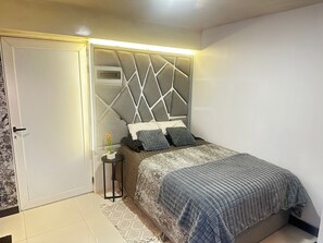 1 slaapkamer, een strijkplank/strijkijzer, wifi, beddengoed