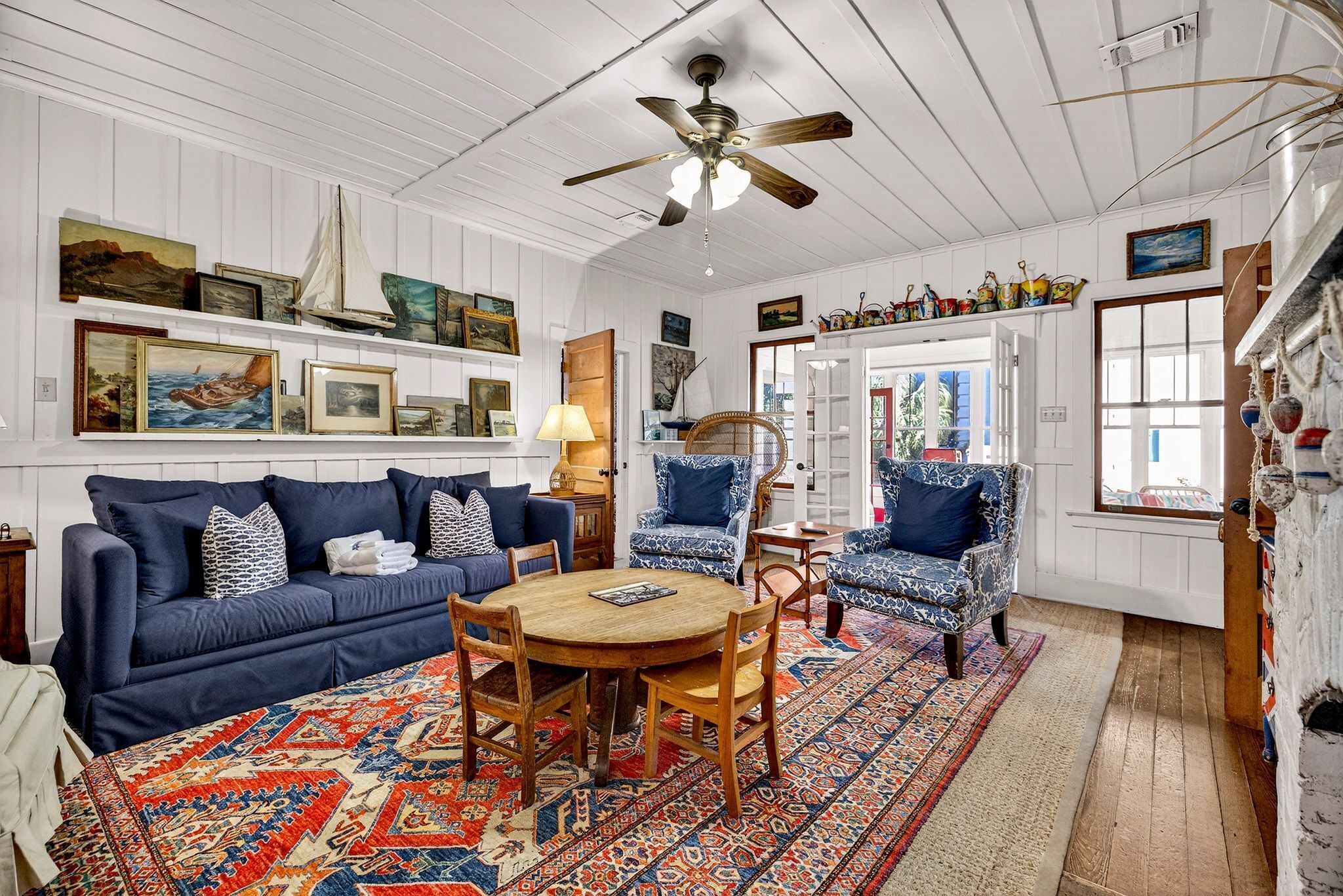 Älytelevisio, takka, kirjoja