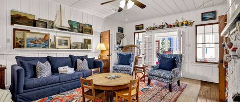 TV connectée, cheminée, livres