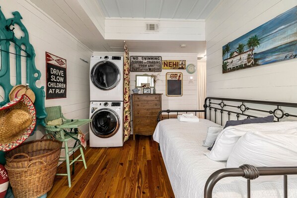3 habitaciones, escritorio, tabla de planchar con plancha y wifi gratis