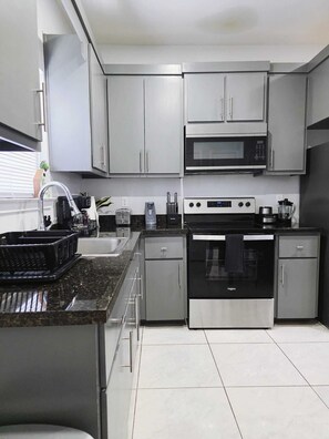 Fridge, microwave, stovetop, coffee/tea maker - Apartment with 3 bedrooms 40 minutes from South Padre (Weslaco)