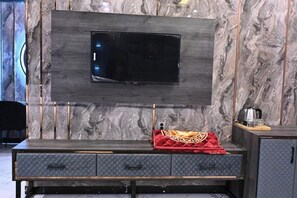 Desk, soundproofing, free WiFi