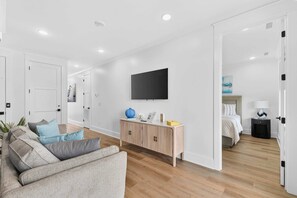 6 bedrooms, WiFi, bed sheets