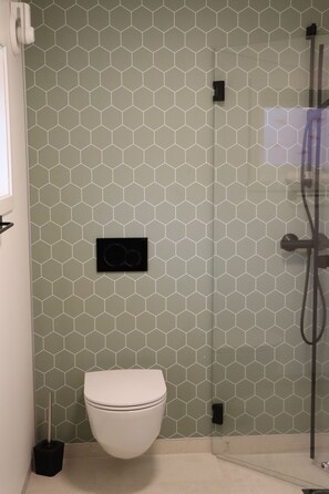 Deluxe Triple Room, Garden View | Bathroom