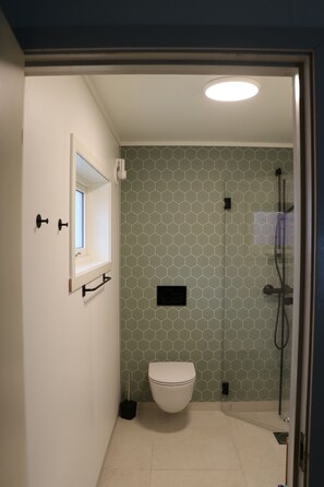 Chambre Triple Deluxe, vue jardin | Salle de bain