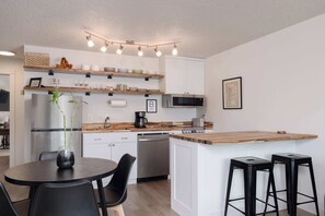 Apartment, Mehrere Betten, Balkon, Flussblick (At the River) | Eigene Küche