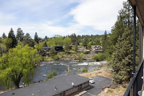 Property grounds - At the River - Beautiful Stay, Amazing River View (Bend)