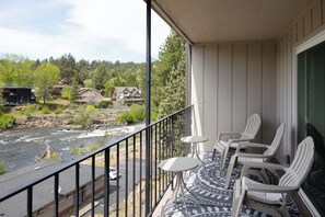 Apartment, Mehrere Betten, Balkon, Flussblick (At the River) | Unterkunftsgelände