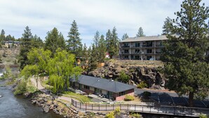 Un hôtel situé au bord de la rivière, doté d’un bâtiment moderne, d’un sentier pédestre et d’une rive rocheuse.