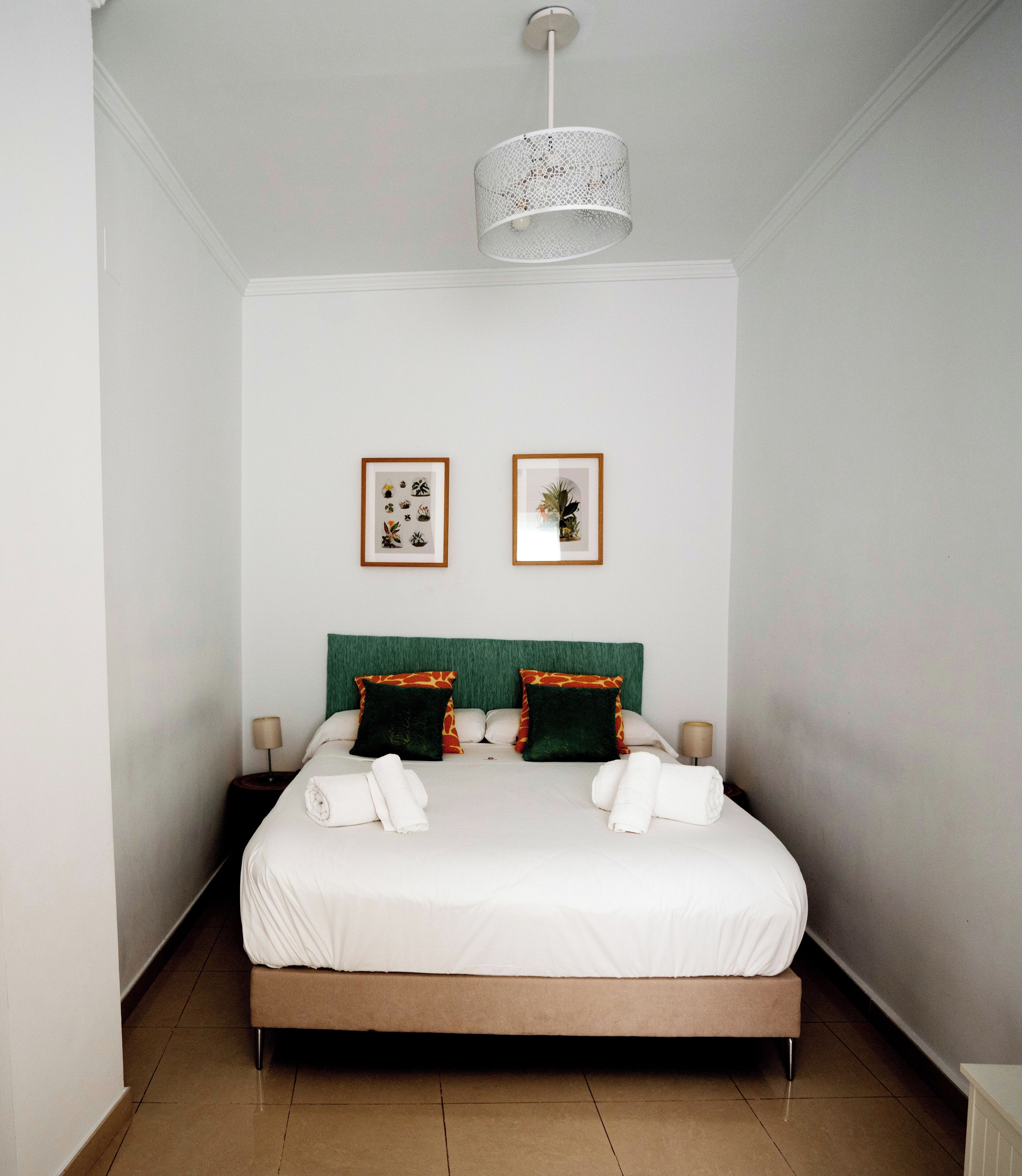 Cortinas blackout, tabla de planchar con plancha y wifi gratis 