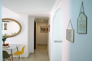 Apartamento família, vista para a cidade | Área de estar