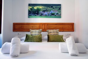 Familieleilighet, byutsikt | Blendingsgardiner, strykejern/-brett og wi-fi (inkludert)